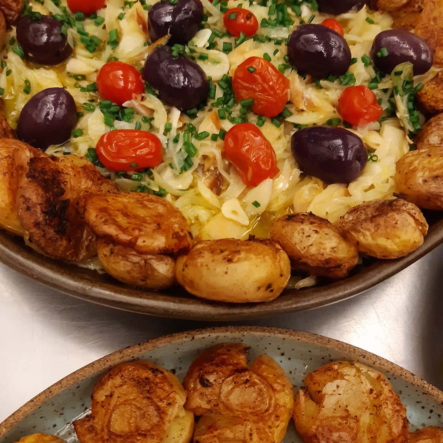 Bacalhau desfiado com azeitonas, tomates e batatas ao murro