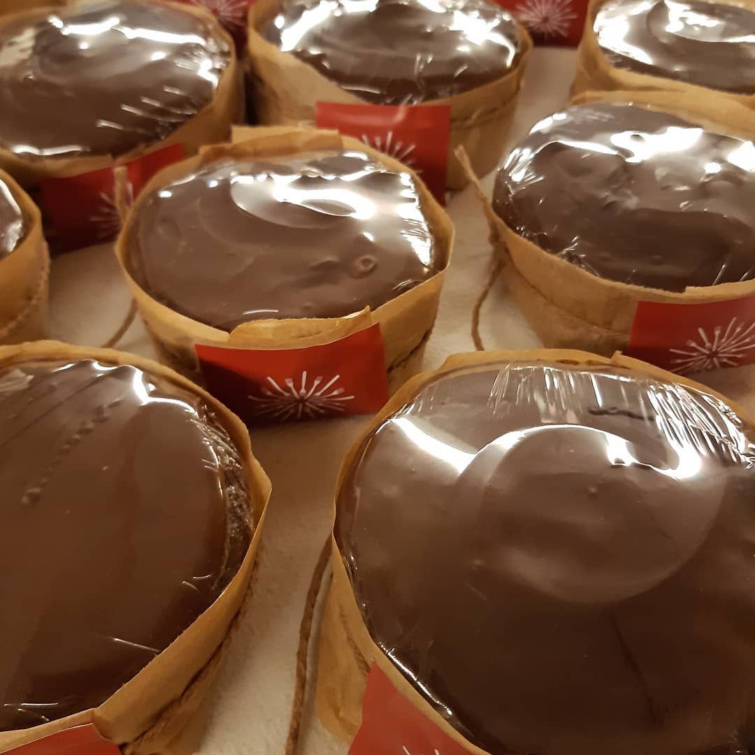 Bolos artesanais com cobertura de chocolate embalados para encomenda