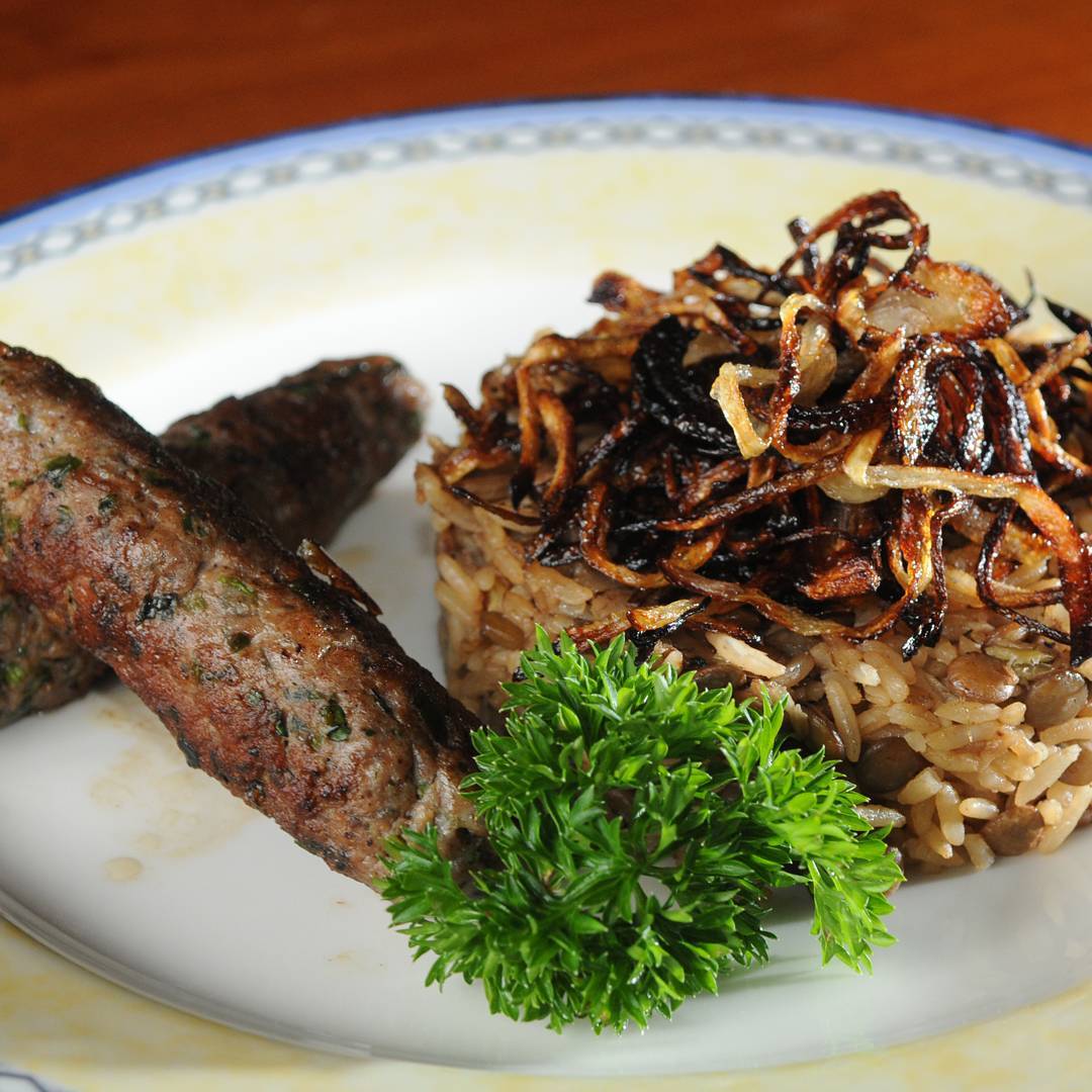 Kafta grelhada com arroz de lentilha e cebola crocante