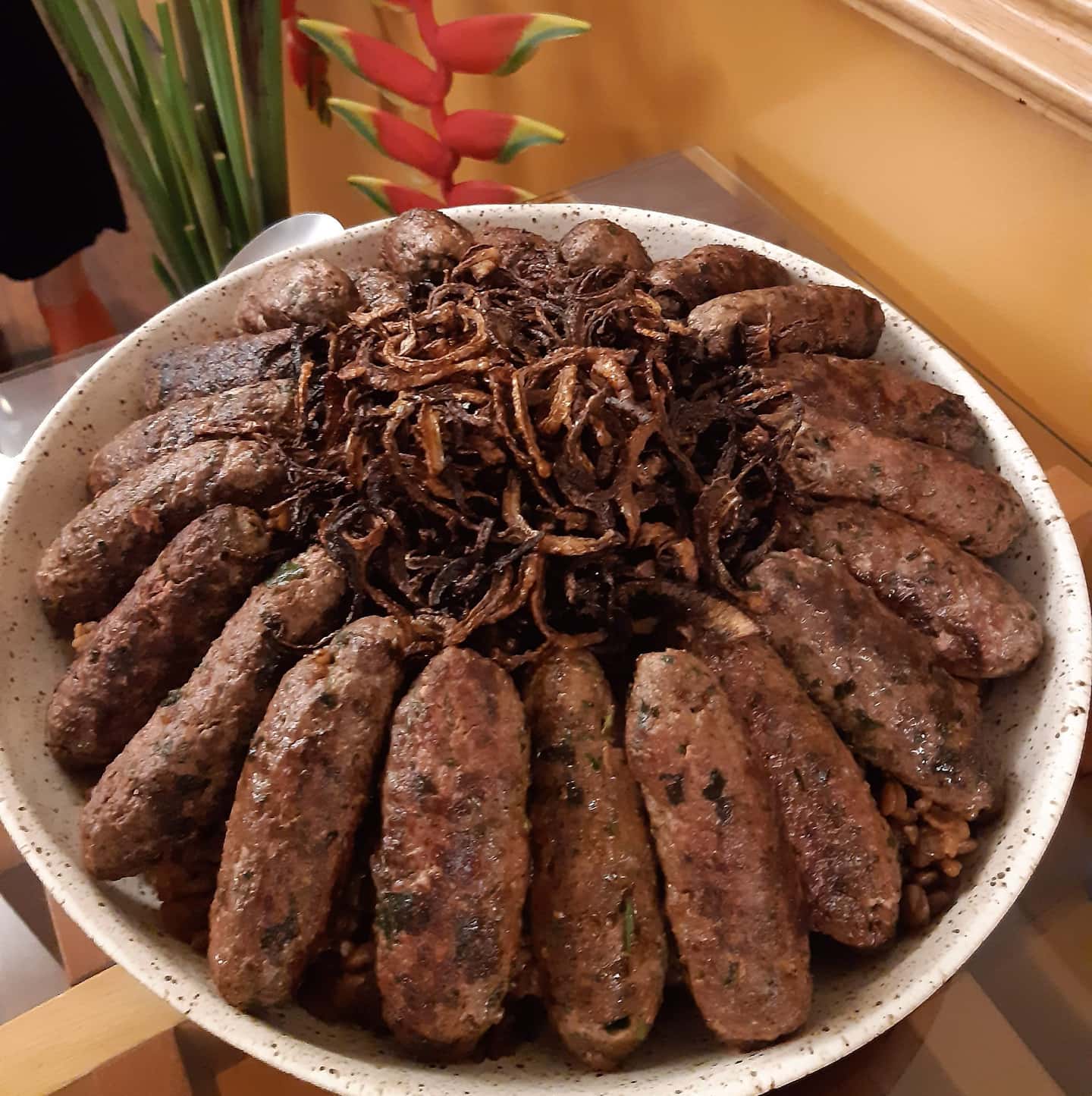 Travessa de quibes assados com cebola caramelizada